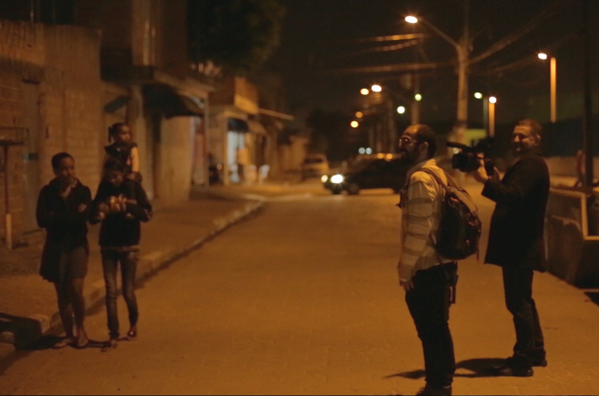 Cristiano Burlan (no canto direito, com a câmera), em filmagem de Estopô Balaio, no Jardim Romano