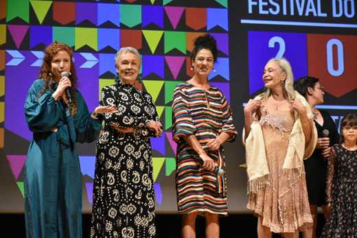Da esquerda para a direita: Mykaela Plotkin (diretora) e as atrizes Analu Prestes, Clarissa Pinheiro  e Tânia Alves