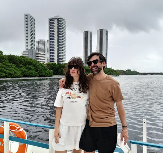 Elen Clarice e Júlio Andrade a bordo do catamarã em que aconteceu a coletiva da homenagem ao ator