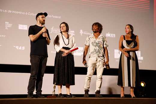 Diretor Davi Pretto recebe o prêmio
