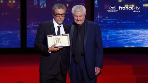 Kléber recebe o prêmio das mãos do diretor Claude Lelouch